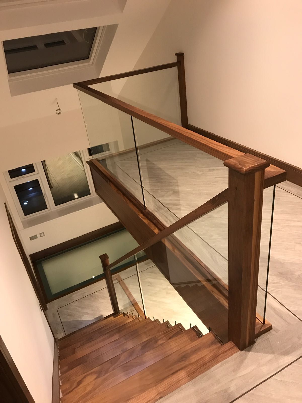 Cầu thang nhôm kính tối giản